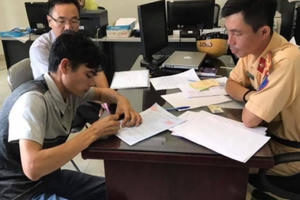 Hà Nội: Phạt 3,2 triệu đồng, tước GPLX 3 tháng với tài xế taxi đi vào đường xe ưu tiên