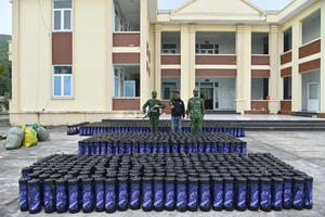 Quảng Ninh: Bắt giữ đối tượng vận chuyển trái phép hơn 1.300 bình khí cười trên biển