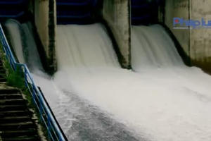 Người dân liều mạng đánh bắt cá trên tràn xả lũ hồ chứa nước Cam Ranh Người dân liều mạng đánh bắt cá trên tràn xả lũ hồ chứa nước Cam Ranh