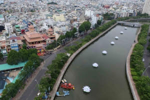 Ngắm 7 đóa sen trắng trên dòng kênh Nhiêu Lộc