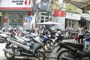 Vỉa hè phố cổ Hà Nội “vỡ trận" sau 3 tháng ra quân xử lý