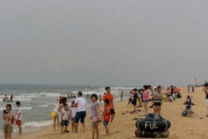 Thừa Thiên - Huế: Một người bị sóng cuốn mất tích ở biển Thuận An