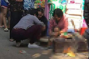 Xót xa hình ảnh bé sơ sinh bị bỏ rơi ở ngõ Văn Chương, Hà Nội