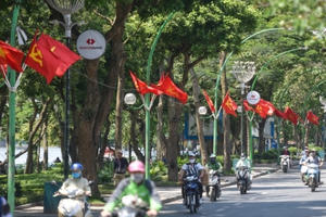 Hà Nội: "Cờ hoa ngập trời" trước ngày lễ lớn 30/4 - 1/5