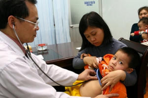 Hàng trăm trẻ Hà Nội nhập viện vì cúm