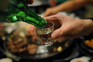 Chủ quán pha 4 viên Viagra vào rượu bán, khách bị cương dương suốt 24 giờ