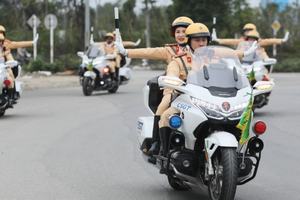 CSGT bố trí mô tô, ô tô dẫn đoàn hỗ trợ người dân về quê đón Tết