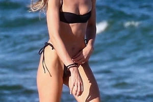 Thiên thần nội y Nam Phi gợi cảm hút hồn tắm biển Miami