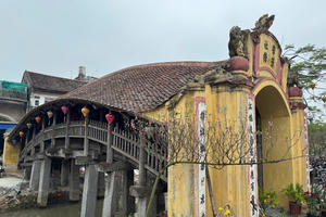 Cầu ngói dáng rồng trên 500 tuổi hút khách đến checkin dịp Tết Bính Ngọ