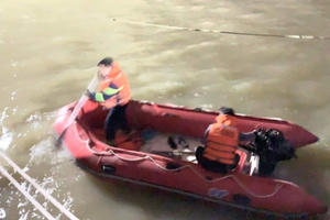 Tìm kiếm cô gái mất tích trên sông Lam giữa đêm lạnh giá