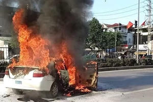 Clip: Ô tô bất ngờ phát hỏa dữ dội giữa đường trong thời tiết nắng nóng cao độ