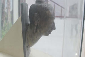 Cổ vật kỳ sự: Đầu tượng vàng trong đống phế liệu