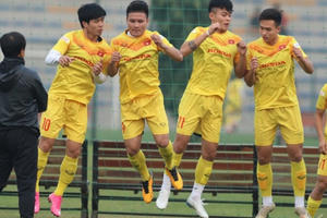 Tuyển Việt Nam: Lo đôi cánh, bay thế nào đây thầy Park