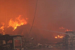 Hải Dương: Nắng nóng, một xưởng gỗ bốc cháy dữ dội trong khu Công nghiệp Hải Dương: Nắng nóng, một xưởng gỗ bốc cháy dữ dội trong khu Công nghiệp