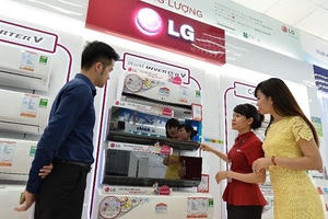 Hà Nội: "Cháy" các thiết bị làm mát ngày nắng nóng