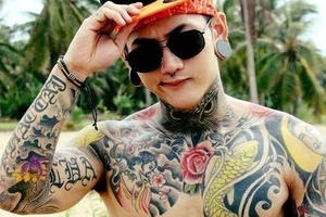 Hot boy xăm trổ hứa tặng tiền cho "công chúa" Tùng Sơn phẫu thuật