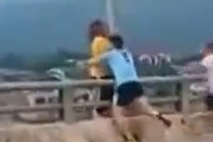 [Clip]: Phản xạ xuất thần, nam thanh niên cứu sống cô gái có ý định nhảy cầu tự tử