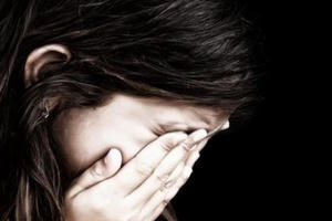 Cha già đồi bại cưỡng bức con gái ruột suốt 2 năm trời