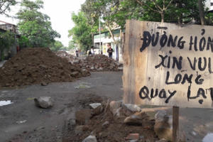 Nghệ An: Người dân lập “lô cốt” ngăn xe tải vì đường nát như tương