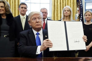 Tòa án tối cao Mỹ cho phép ông Trump áp dụng lệnh cấm nhập cảnh