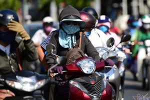 Người dân Sài Gòn vật vã dưới nắng gay gắt 39 độ