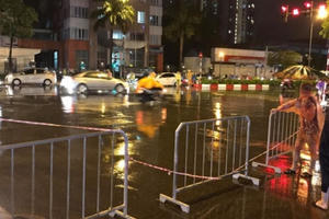 Hà Nội mưa lớn, nhiều nơi phải lập barie để cảnh báo người dân
