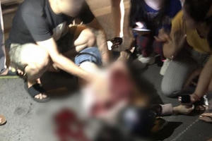 Cô gái bị đâm trọng thương khi đang dạo phố