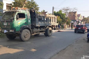 Tin tai nạn giao thông ngày 8/12: Va chạm với xe tải, người phụ nữ tử vong tại chỗ