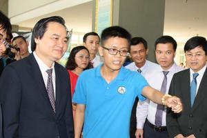 Giảng viên tố hiệu trưởng làm sai trước mặt Bộ trưởng Phùng Xuân Nhạ