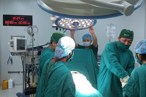 Người đàn ông mang bầu đầu tiên tại Việt Nam đã sinh con