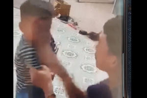 [Clip]: Người đàn ông tát cháu bé tới tấp khiến cư dân mạng vô cùng phẫn nộ