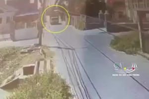 [Clip]: Không quan sát khi đi qua ngã tư, nam thanh niên bị xe tải tông trúng, kéo lê trên đường