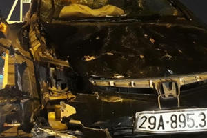 Hà Nội: Ô tô bị tai nạn nằm "phơi bụng" trên đường khiến giao thông tắc nghẽn