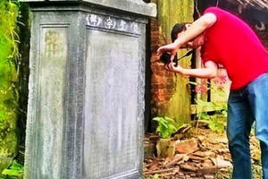 Phát hiện tấm bia đá cổ thời Lê trước căn nhà bỏ hoang Phát hiện tấm bia đá cổ thời Lê trước căn nhà bỏ hoang