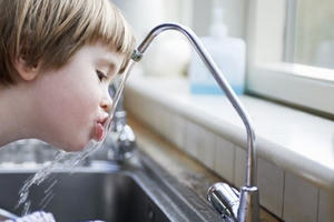 Uống nước nhiễm chì nguy hiểm như thế nào?