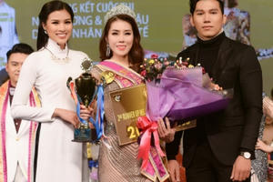 Nguyễn Thị Thành mặc áo dài ngồi ghế giám khảo cuộc thi Hoa hậu tại Hàn Quốc