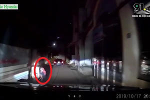 Mẹ bất cẩn, con suýt bị ô tô chèn qua người