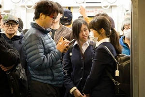 'Cứu cánh' giúp phụ nữ thoát nạn quấy rối trên tàu điện ngầm Nhật Bản