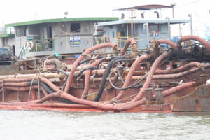 Điều phương tiện từ ngoài Bắc vào Nam để hút cát lậu rồi mang đi tiêu thụ