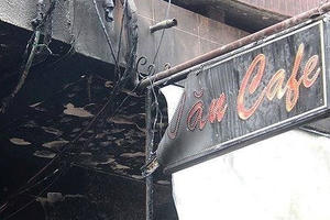 Hà Nội: Giải cứu 4 người mắc kẹt trong đám cháy trên phố Thái Hà