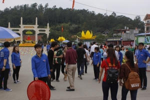 Dòng người nườm nượp về chiêm bái tượng Phật ngọc lớn nhất thế giới