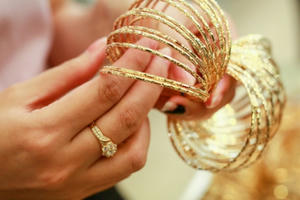 Giá vàng hôm nay 7/5: Vàng giảm mạnh