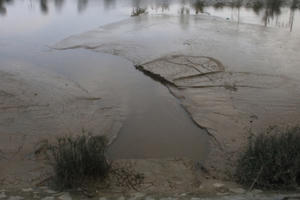 Nghệ An: Phát hiện nhà máy nước sạch Hưng Vĩnh xả bùn thải trái phép ra hồ điều hòa