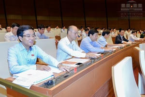 Quốc hội chính thức bổ nhiệm 2 Thẩm phán TAND Tối cao Quốc hội chính thức bổ nhiệm 2 Thẩm phán TAND Tối cao