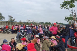 Hàng trăm công nhân đội nắng tập trung trước trụ sở sau “tin nhắn lạ” của công ty