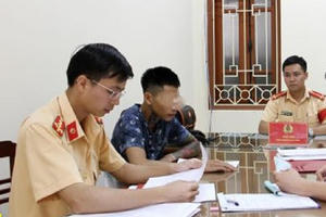 Nam thanh niên bị phạt 9 triệu đồng vì điều khiển xe máy theo kiểu “không giống ai”