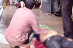 Chồng tử vong tại chỗ, vợ nguy kịch sau vụ va chạm với xe khách