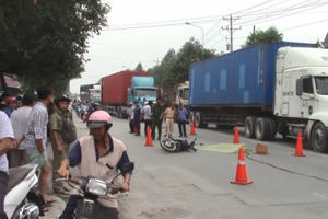 Bình Dương: Ngã ra đường, người phụ nữ bị xe container cán tử vong