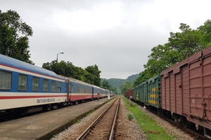 Phong tỏa tuyến đường sắt Bắc - Nam đoạn đi qua tỉnh Quảng Bình vì phát hiện bom gần đường ray