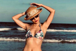 U40 Phương Linh khoe thân hình không chút mỡ thừa với bikini